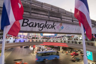 Güney Asya 'daki Tayland' ın Bangkok şehrindeki Siyam Meydanı 'ndaki Sukhumvit yolunda trafik vardı. Tayland, Bangkok, Kasım 2019