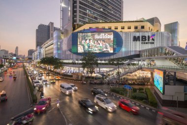 Mbk alışveriş merkezi Güney Asya 'da Tayland' ın Bangkok kentindeki Siam Meydanı 'ndaki Sukhumvit yolunda. Tayland, Bangkok, Kasım 2019