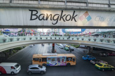 Güney Asya 'daki Tayland' ın Bangkok şehrindeki Siyam Meydanı 'ndaki Sukhumvit yolunda trafik vardı. Tayland, Bangkok, Kasım 2019