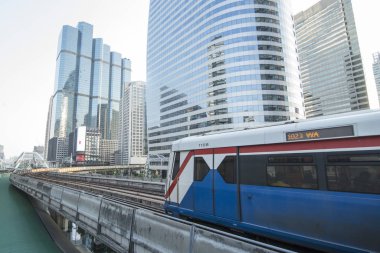 Güney Asya 'nın Tayland' daki Bangkok şehrindeki Silom 'da bir Bts hava treni. Tayland, Bangkok, Kasım 2019