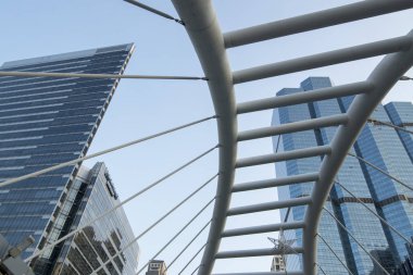 Tayland 'ın güneyindeki Bangkok şehrinde, Silom' daki Bts hava tren istasyonunda bir hava yürüyüşü dairesi. Tayland, Bangkok, Kasım 2019