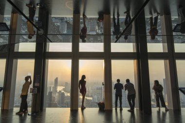 Sathon 'daki Maha Nakhon binasının çatısındaki insanlar Tayland' ın güneyindeki Bangkok şehrinde yaşıyorlar. Tayland, Bangkok, Kasım 2019