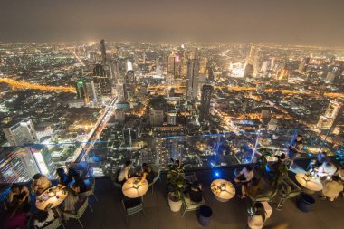 Sathon 'daki Maha Nakhon binasının çatısındaki insanlar Tayland' ın güneyindeki Bangkok şehrinde yaşıyorlar. Tayland, Bangkok, Kasım 2019