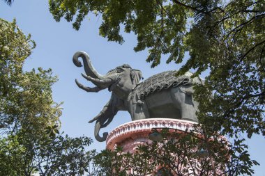 Samut Prakan 'daki Erewan Fil Müzesi' nin ve Tayland 'ın güneyindeki Bangkok şehrindeki tapınağın 3 başlı fil heykeli. rthailand, Bangkok, Kasım 2019