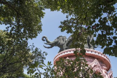 Samut Prakan 'daki Erewan Fil Müzesi' nin ve Tayland 'ın güneyindeki Bangkok şehrindeki tapınağın 3 başlı fil heykeli. rthailand, Bangkok, Kasım 2019