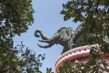 Samut Prakan 'daki Erewan Fil Müzesi' nin ve Tayland 'ın güneyindeki Bangkok şehrindeki tapınağın 3 başlı fil heykeli. rthailand, Bangkok, Kasım 2019