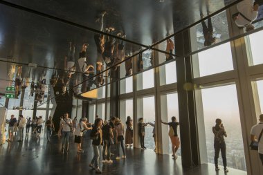 Sathon 'daki Maha Nakhon binasının çatısındaki insanlar Tayland' ın güneyindeki Bangkok şehrinde yaşıyorlar. Tayland, Bangkok, Kasım 2019