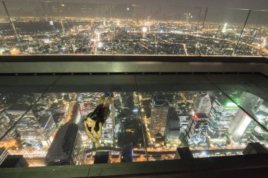 Sathon 'daki Maha Nakhon Binası' nın çatısında, Tayland 'ın güneyindeki Bangkok şehrinde insanlar var. Tayland, Bangkok, Kasım 2019