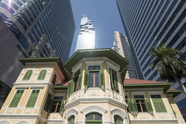 Silom House ve Tayland 'ın güneyindeki Bangkok şehrinde bulunan Maha Nakhon Binası. Tayland, Bangkok, Kasım 2019