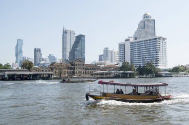 Silom ve Sathon 'un ufuk çizgisi Tayland' ın güneyindeki Bangkok şehrindeki Chao Reynaya nehrinde. Tayland, Bangkok, Kasım 2019
