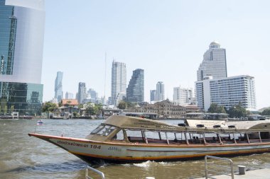 Silom ve Sathon 'un ufuk çizgisi Tayland' ın güneyindeki Bangkok şehrindeki Chao Reynaya nehrinde. Tayland, Bangkok, Kasım 2019