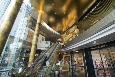 Klongsan 'daki simge siam alışveriş merkezi Tayland' ın güneyindeki Bangkok şehrindeki Chao the Reynaya nehrinde. Tayland, Bangkok, Kasım 2019