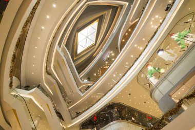 Klongsan 'daki simge siam alışveriş merkezi Tayland' ın güneyindeki Bangkok şehrindeki Chao the Reynaya nehrinde. Tayland, Bangkok, Kasım 2019