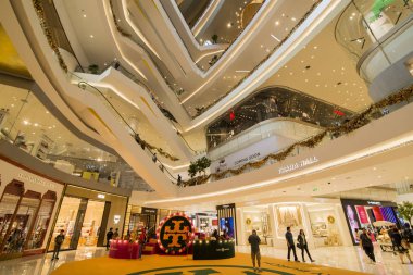 Klongsan 'daki simge siam alışveriş merkezi Tayland' ın güneyindeki Bangkok şehrindeki Chao the Reynaya nehrinde. Tayland, Bangkok, Kasım 2019