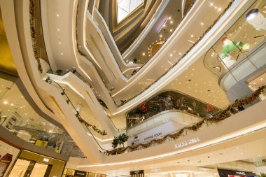 Klongsan 'daki simge siam alışveriş merkezi Tayland' ın güneyindeki Bangkok şehrindeki Chao the Reynaya nehrinde. Tayland, Bangkok, Kasım 2019