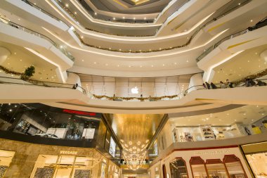 Klongsan 'daki simge siam alışveriş merkezi Tayland' ın güneyindeki Bangkok şehrindeki Chao the Reynaya nehrinde. Tayland, Bangkok, Kasım 2019