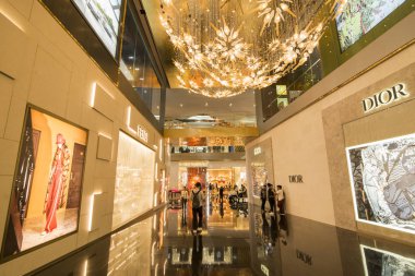 Klongsan 'daki simge siam alışveriş merkezi Tayland' ın güneyindeki Bangkok şehrindeki Chao the Reynaya nehrinde. Tayland, Bangkok, Kasım 2019