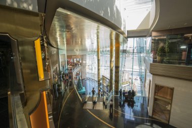 Klongsan 'daki simge siam alışveriş merkezi Tayland' ın güneyindeki Bangkok şehrindeki Chao the Reynaya nehrinde. Tayland, Bangkok, Kasım 2019