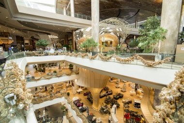 Klongsan 'daki simge siam alışveriş merkezi Tayland' ın güneyindeki Bangkok şehrindeki Chao the Reynaya nehrinde. Tayland, Bangkok, Kasım 2019