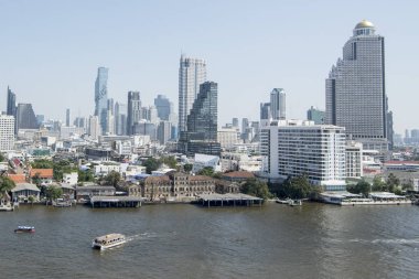 Silom ve Sathon 'un ufuk çizgisi Tayland' ın güneyindeki Bangkok şehrindeki Chao Reynaya nehrinde. Tayland, Bangkok, Kasım 2019