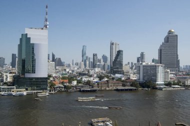 Silom ve Sathon 'un ufuk çizgisi Tayland' ın güneyindeki Bangkok şehrindeki Chao Reynaya nehrinde. Tayland, Bangkok, Kasım 2019