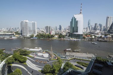 Silom ve Sathon 'un ufuk çizgisi Tayland' ın güneyindeki Bangkok şehrindeki Chao Reynaya nehrinde. Tayland, Bangkok, Kasım 2019