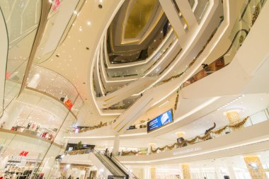 Klongsan 'daki simge siam alışveriş merkezi Tayland' ın güneyindeki Bangkok şehrindeki Chao the Reynaya nehrinde. Tayland, Bangkok, Kasım 2019