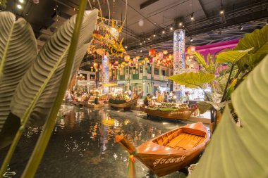 Klongsan 'daki simge siam alışveriş merkezi Tayland' ın güneyindeki Bangkok şehrindeki Chao the Reynaya nehrinde. Tayland, Bangkok, Kasım 2019