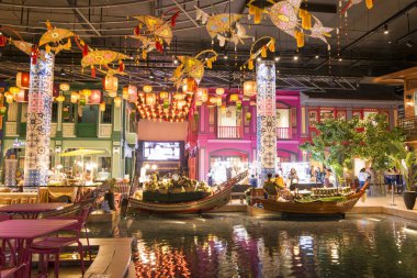 Klongsan 'daki simge siam alışveriş merkezi Tayland' ın güneyindeki Bangkok şehrindeki Chao the Reynaya nehrinde. Tayland, Bangkok, Kasım 2019