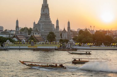Güney Asya 'da Tayland' ın Bangkok şehrindeki Chao Phraya Nehri 'ndeki Wat Arun Tapınağı. Tayland, Bangkok, Kasım 2019