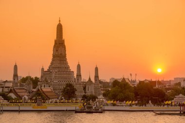 Güney Asya 'da Tayland' ın Bangkok şehrindeki Chao Phraya Nehri 'ndeki Wat Arun Tapınağı. Tayland, Bangkok, Kasım 2019