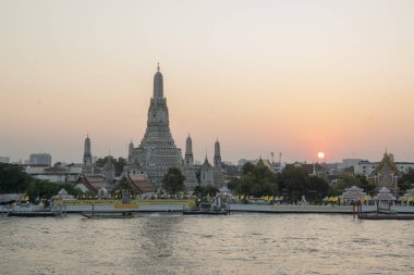 Güney Asya 'da Tayland' ın Bangkok şehrindeki Chao Phraya Nehri 'ndeki Wat Arun Tapınağı. Tayland, Bangkok, Kasım 2019
