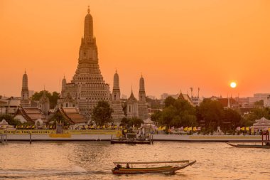 Güney Asya 'da Tayland' ın Bangkok şehrindeki Chao Phraya Nehri 'ndeki Wat Arun Tapınağı. Tayland, Bangkok, Kasım 2019