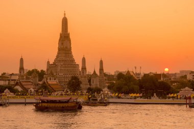 Güney Asya 'da Tayland' ın Bangkok şehrindeki Chao Phraya Nehri 'ndeki Wat Arun Tapınağı. Tayland, Bangkok, Kasım 2019