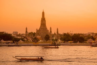 Güney Asya 'da Tayland' ın Bangkok şehrindeki Chao Phraya Nehri 'ndeki Wat Arun Tapınağı. Tayland, Bangkok, Kasım 2019