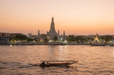 Güney Asya 'da Tayland' ın Bangkok şehrindeki Chao Phraya Nehri 'ndeki Wat Arun Tapınağı. Tayland, Bangkok, Kasım 2019