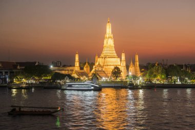 Güney Asya 'da Tayland' ın Bangkok şehrindeki Chao Phraya Nehri 'ndeki Wat Arun Tapınağı. Tayland, Bangkok, Kasım 2019