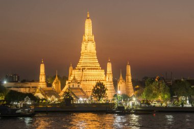 Güney Asya 'da Tayland' ın Bangkok şehrindeki Chao Phraya Nehri 'ndeki Wat Arun Tapınağı. Tayland, Bangkok, Kasım 2019