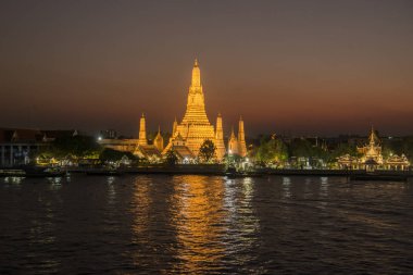 Güney Asya 'da Tayland' ın Bangkok şehrindeki Chao Phraya Nehri 'ndeki Wat Arun Tapınağı. Tayland, Bangkok, Kasım 2019