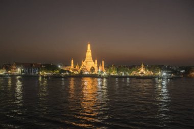 Güney Asya 'da Tayland' ın Bangkok şehrindeki Chao Phraya Nehri 'ndeki Wat Arun Tapınağı. Tayland, Bangkok, Kasım 2019