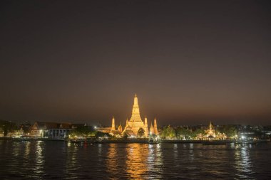 Güney Asya 'da Tayland' ın Bangkok şehrindeki Chao Phraya Nehri 'ndeki Wat Arun Tapınağı. Tayland, Bangkok, Kasım 2019