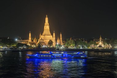 Güney Asya 'da Tayland' ın Bangkok şehrindeki Chao Phraya Nehri 'ndeki Wat Arun Tapınağı. Tayland, Bangkok, Kasım 2019