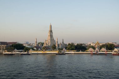 Güney Asya 'da Tayland' ın Bangkok şehrindeki Chao Phraya Nehri 'ndeki Wat Arun Tapınağı. Tayland, Bangkok, Kasım 2019