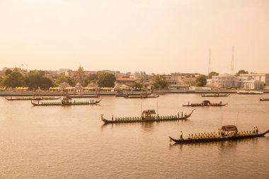 Tayland 'ın güneyindeki Bangkok şehrindeki Chao Phraya Nehri' ndeki kraliyet mavnası geçit töreni. Tayland, Bangkok, Kasım 2019