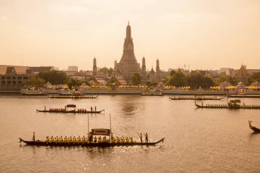 Tayland 'ın güneyindeki Bangkok şehrindeki Chao Phraya Nehri' ndeki Wat Arun Tapınağı 'nın önündeki kraliyet mavnası geçit töreni. Tayland, Bangkok, Kasım 2019