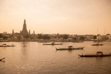 Tayland 'ın güneyindeki Bangkok şehrindeki Chao Phraya Nehri' ndeki Wat Arun Tapınağı 'nın önündeki kraliyet mavnası geçit töreni. Tayland, Bangkok, Kasım 2019