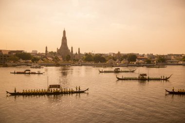 Tayland 'ın güneyindeki Bangkok şehrindeki Chao Phraya Nehri' ndeki Wat Arun Tapınağı 'nın önündeki kraliyet mavnası geçit töreni. Tayland, Bangkok, Kasım 2019