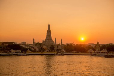 Güney Asya 'da Tayland' ın Bangkok şehrindeki Chao Phraya Nehri 'ndeki Wat Arun Tapınağı. Tayland, Bangkok, Kasım 2019