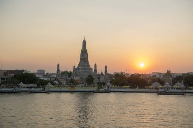 Güney Asya 'da Tayland' ın Bangkok şehrindeki Chao Phraya Nehri 'ndeki Wat Arun Tapınağı. Tayland, Bangkok, Kasım 2019