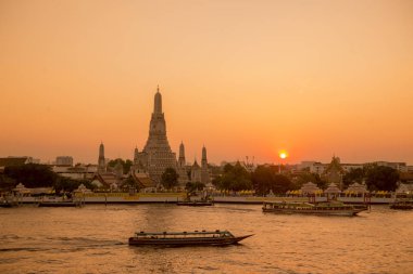 Güney Asya 'da Tayland' ın Bangkok şehrindeki Chao Phraya Nehri 'ndeki Wat Arun Tapınağı. Tayland, Bangkok, Kasım 2019